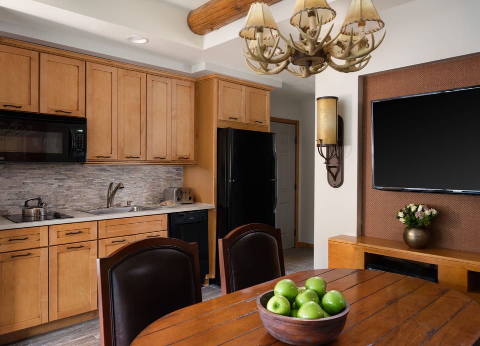 Full-size fridge, microwave, stovetop, dishwasher