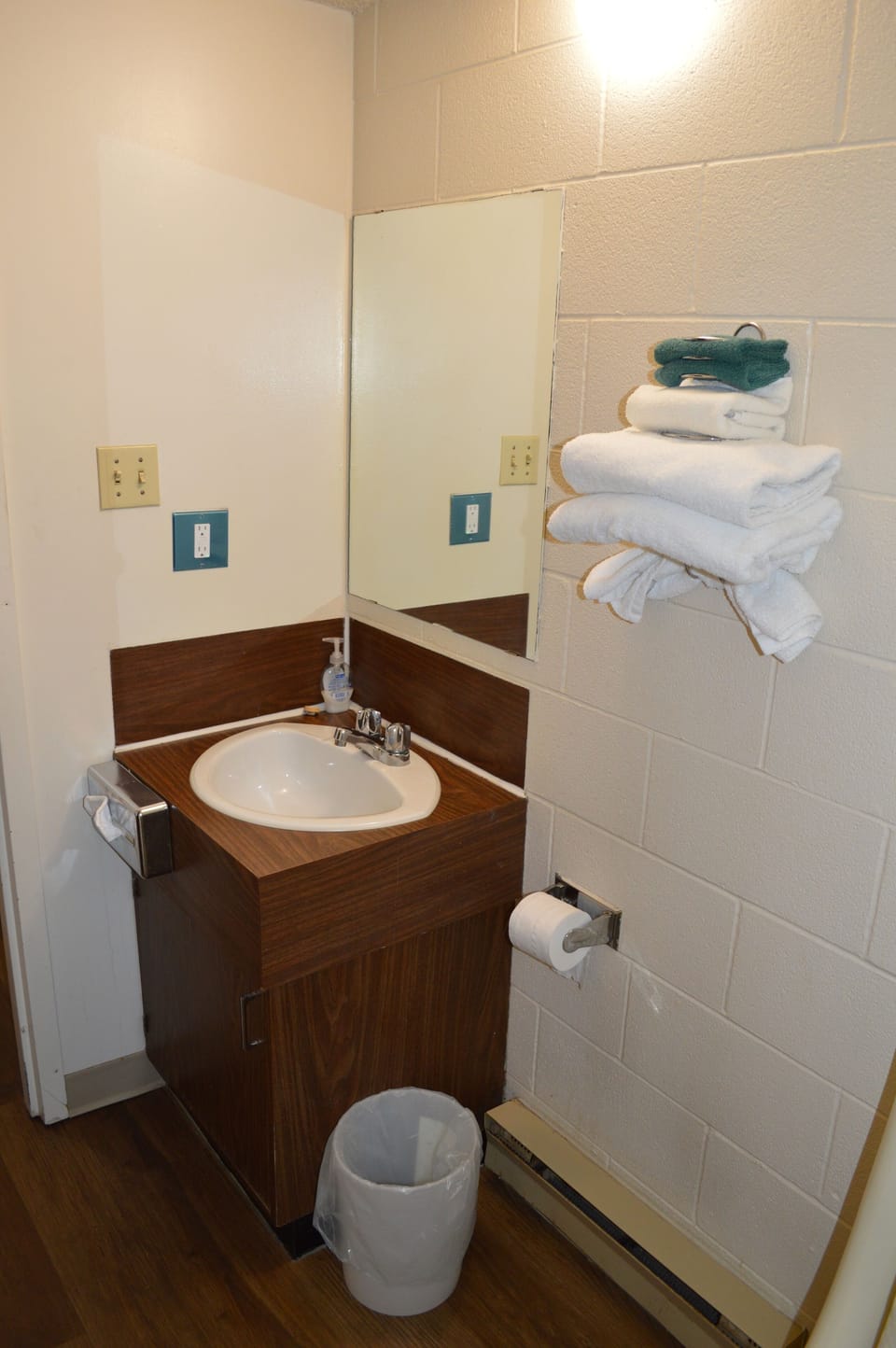 Luxury Apartment | Bathroom | Combined shower/tub, rainfall showerhead, free toiletries