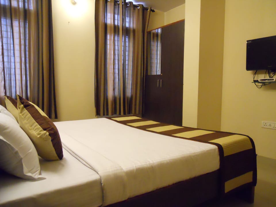 Deluxe Double Room, 1 Double Bed | In-room safe, rollaway beds, free WiFi