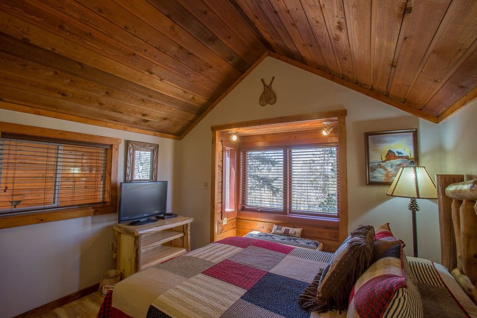Master bedroom upstairs, TV, Blu Ray, large window provides a great view!
