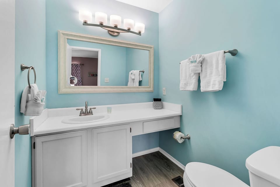 Guest private bath