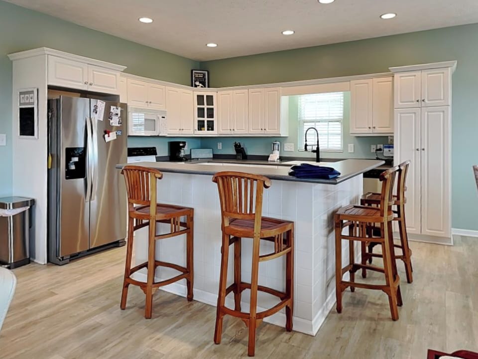 Full Size Kitchen with Breakfast Bar