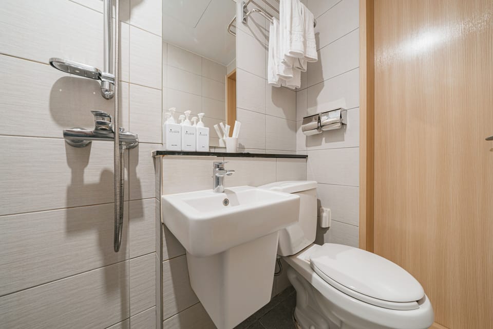Standard Twin City Ocean View | Bathroom | Shower, hair dryer, slippers, towels