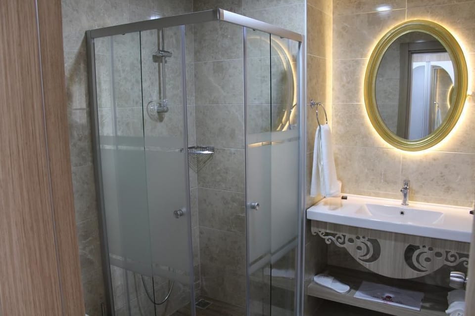 Shower, free toiletries, hair dryer, towels