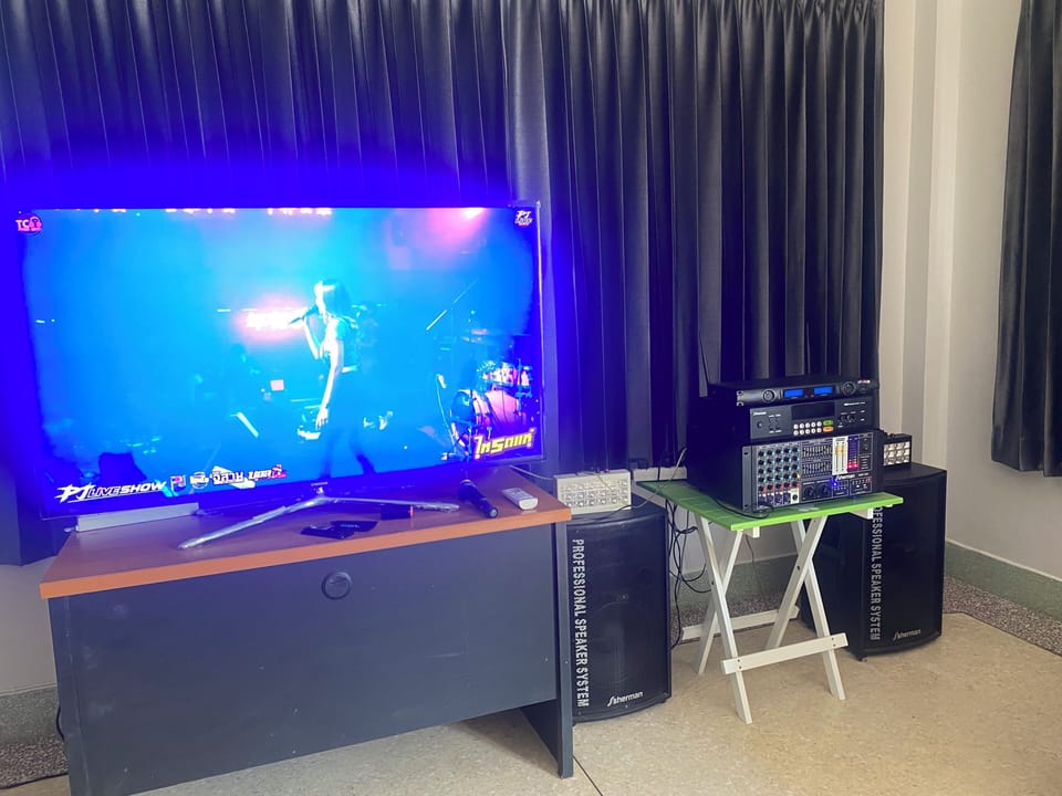 4-Bedroom House | Living area | 42-inch Smart TV with cable channels, Netflix, DVD player