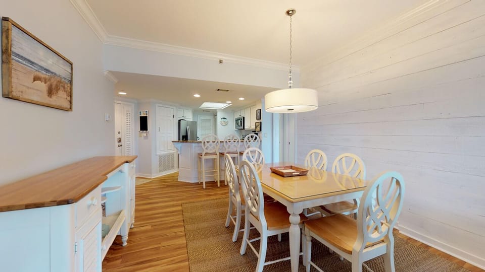 Open Concept Villa with All-New Flooring Throughout