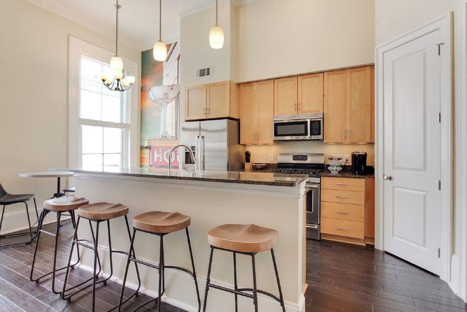 Gourmet Kitchen and eat-in bar