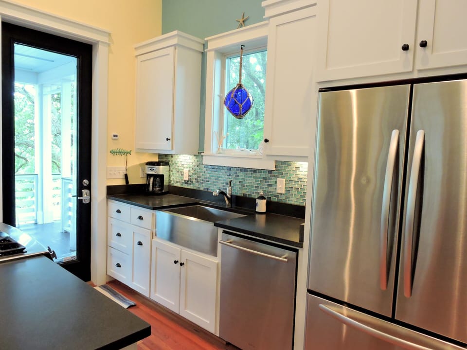 Fully functioning kitchen with all of your kitchen essentials and plenty of spac