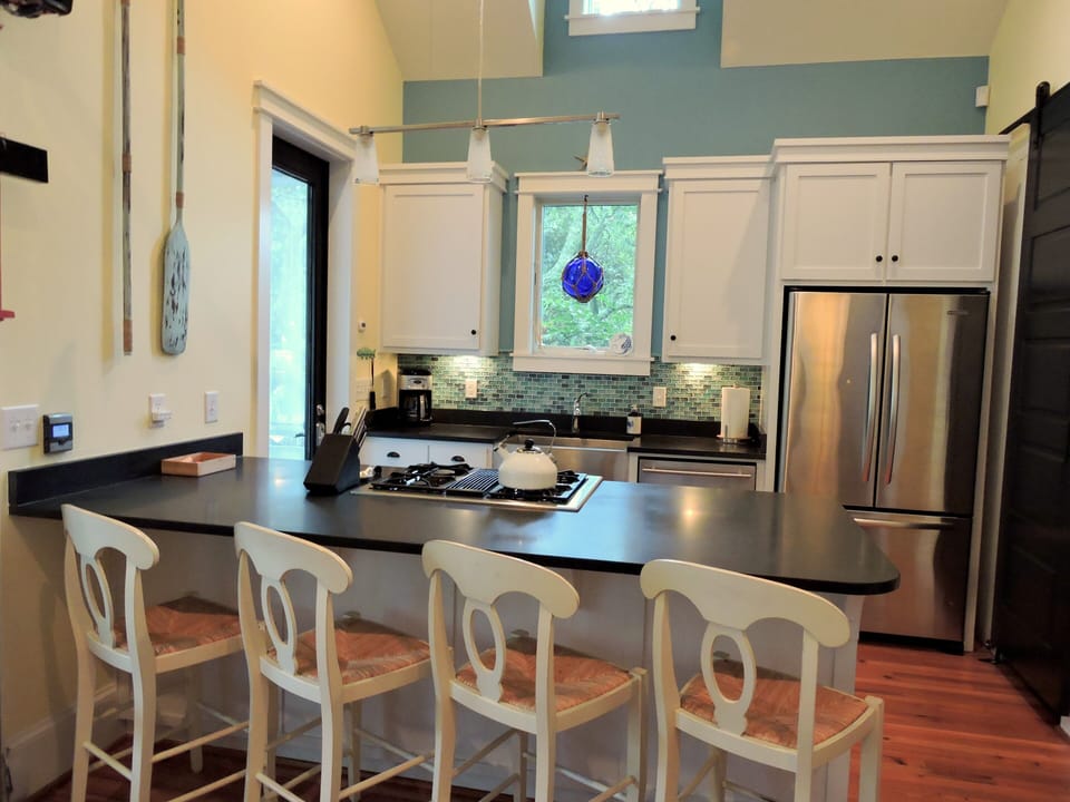 Snack bar that is connecting the kitchen to the dining room for extra seating