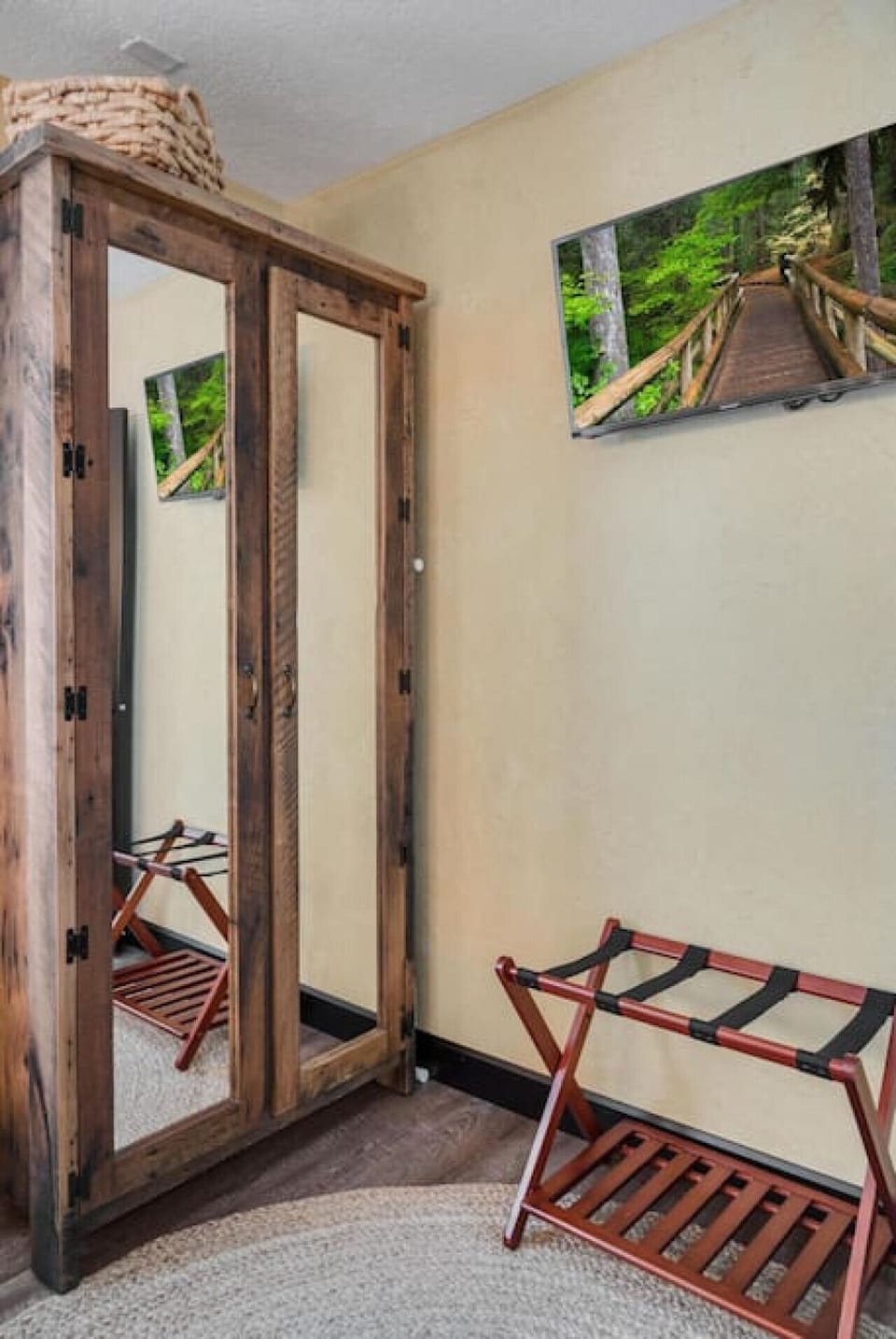 In the bedroom you will find a wardrobe built by local craftsmen from reclaimed barn timbers.