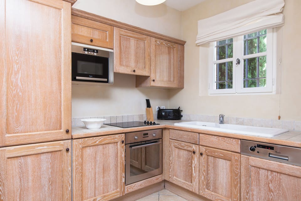 Full-size fridge, microwave, oven, stovetop