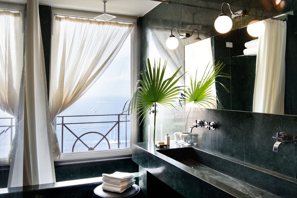 Combined shower/tub, rainfall showerhead, free toiletries, hair dryer