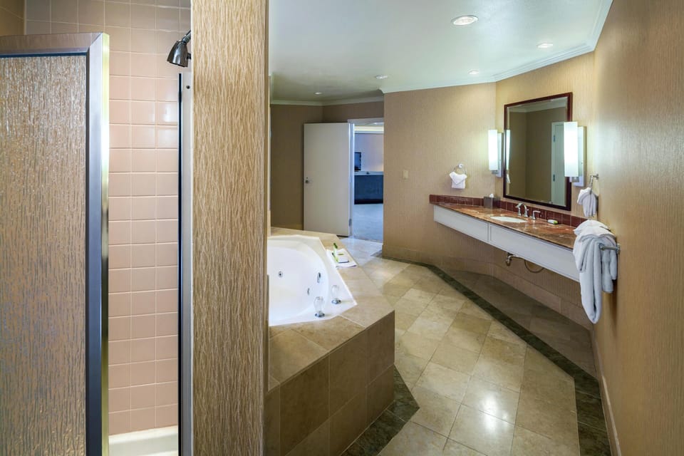 Studio Suite, 1 King Bed | Bathroom | Combined shower/tub, free toiletries, hair dryer, towels