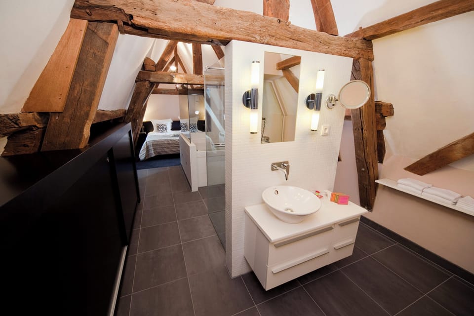 Suite | Pillowtop beds, minibar, desk, laptop workspace