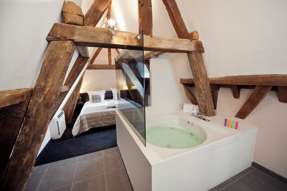 Suite | Pillowtop beds, minibar, desk, laptop workspace