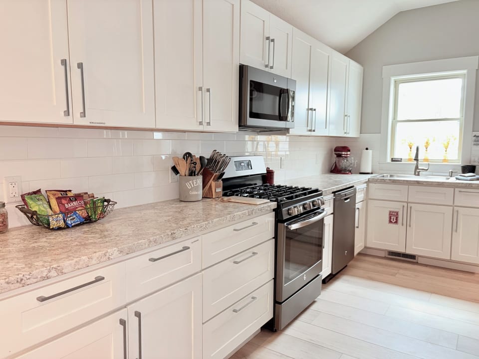 nice spacious kitchen. 