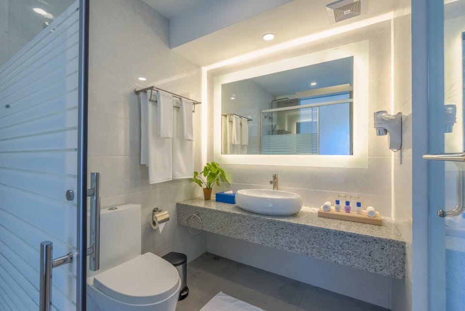Shower, rainfall showerhead, free toiletries, hair dryer
