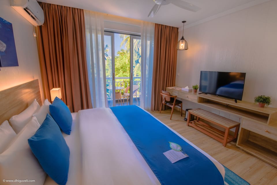 Deluxe Double Room, 1 Bedroom, Non Smoking | Premium bedding, minibar, in-room safe, desk