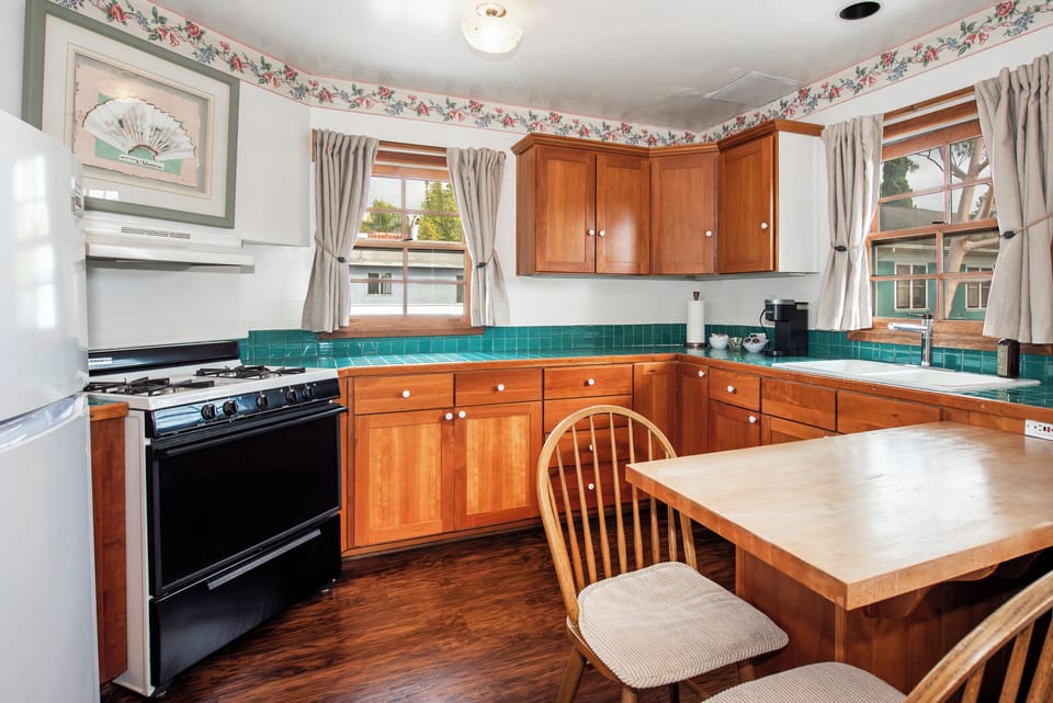 Deluxe Studio Suite, 1 King Bed, Private Bathroom | Private kitchenette | Shared fridge, shared microwave
