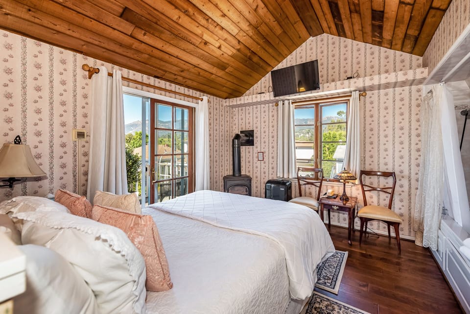 Room, Private Bathroom (Susan Loft) | Iron/ironing board, rollaway beds (surcharge), WiFi (free)