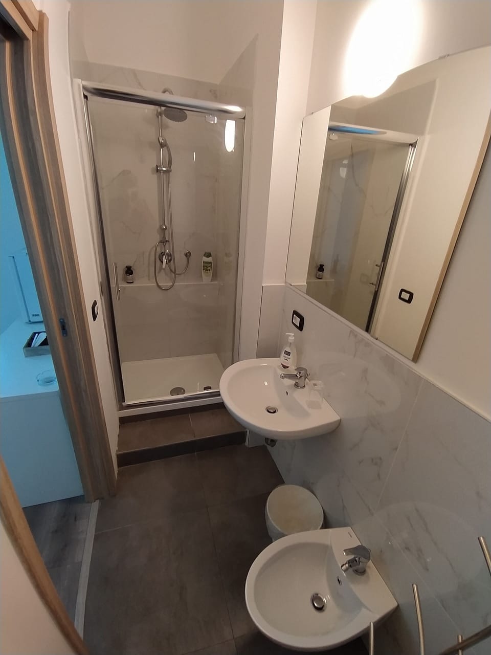 Comfort Double or Twin Room, Private Bathroom, City View | Bathroom | Shower, rainfall showerhead, free toiletries, hair dryer