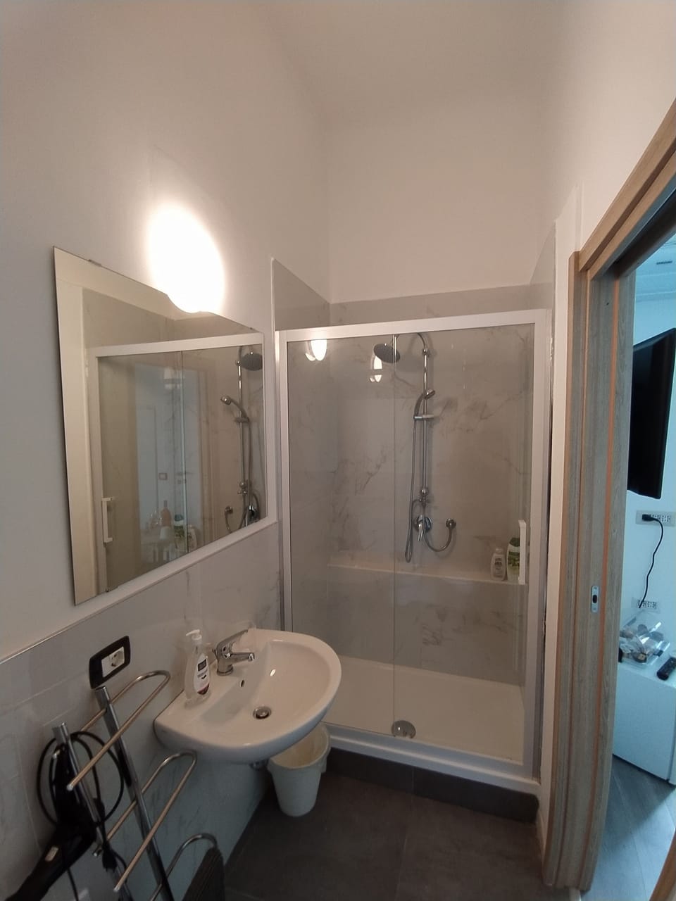 Comfort Double or Twin Room, Private Bathroom, City View | Bathroom | Shower, rainfall showerhead, free toiletries, hair dryer