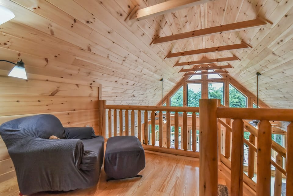 UPPER LEVEL SITTING AREA