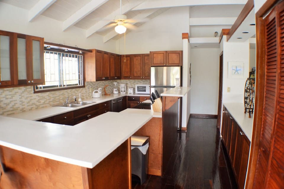 Kitchen off Living room - Hideaway villa rental 