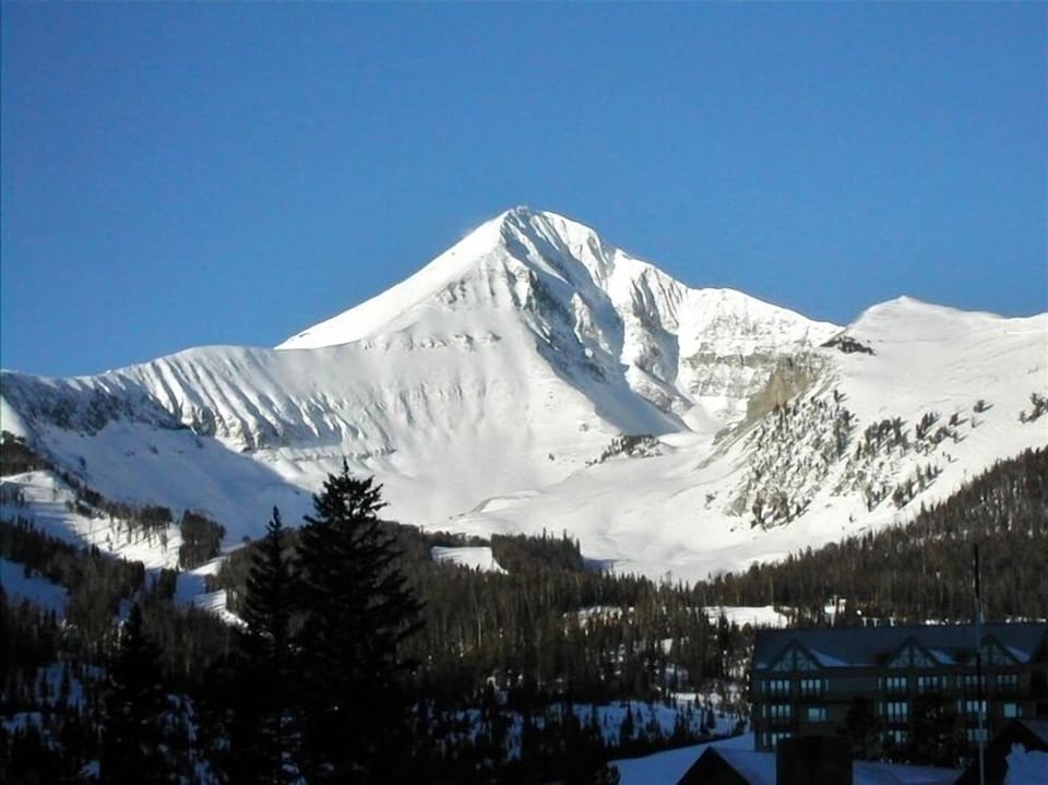 The perfect view walking to the mountain for a day of skiing. 