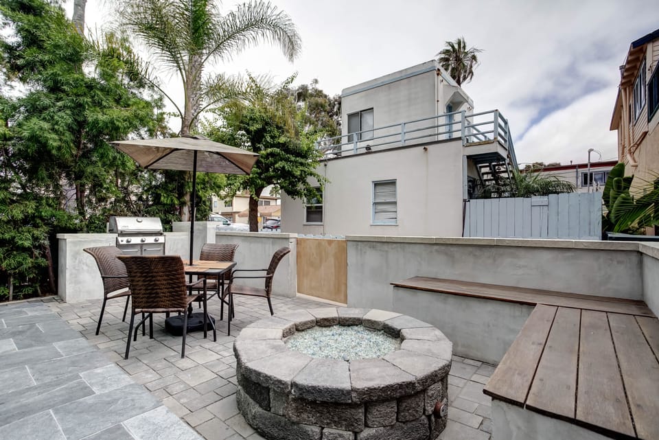 Outdoor patio with fire pit and built in gas barbecue. 