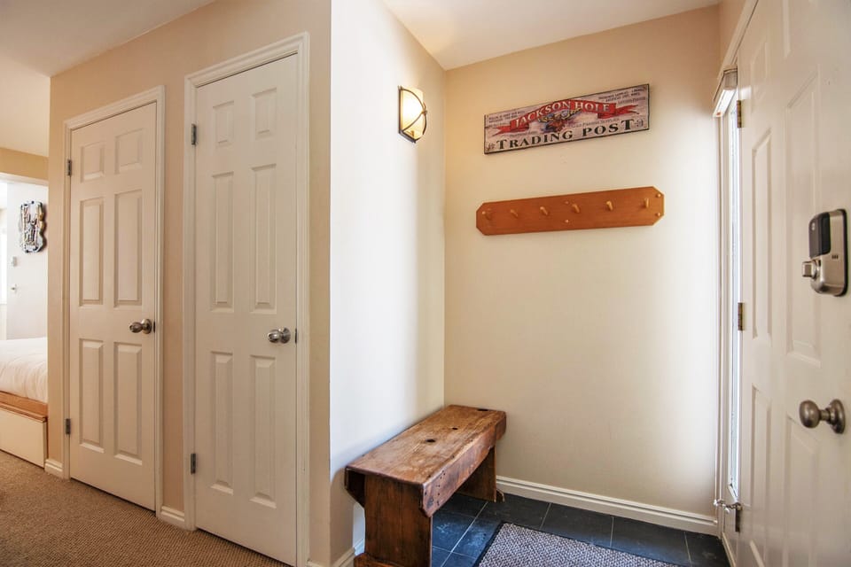 Entry with Keyless Lock