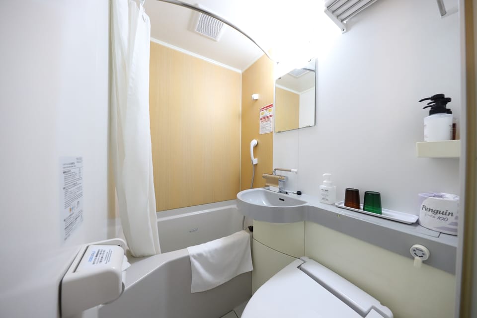 Combined shower/tub, deep soaking tub, free toiletries, hair dryer