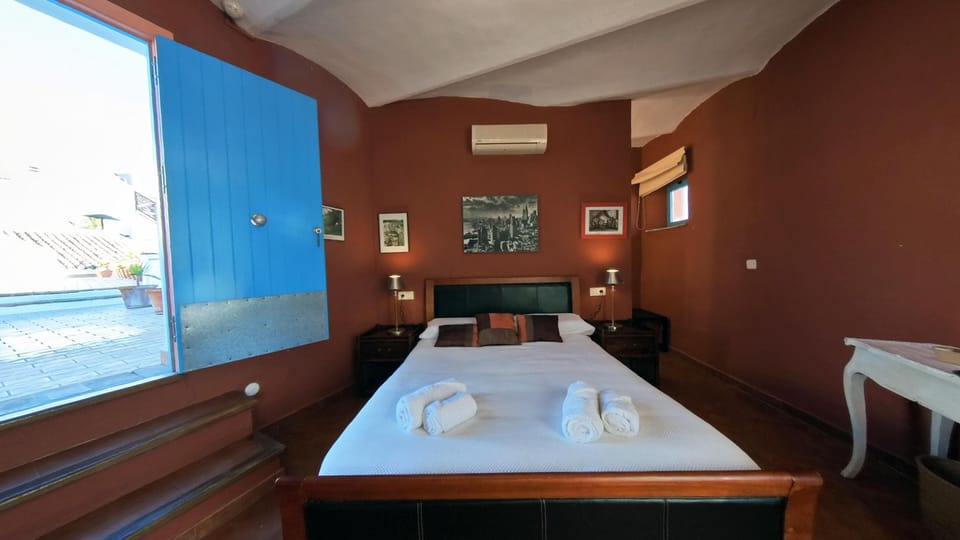 Double Room | In-room safe, desk, blackout drapes, WiFi (free)