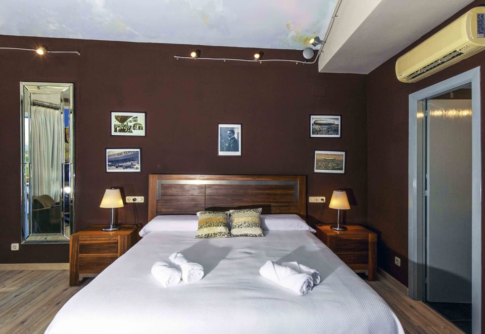 Deluxe Double Room | In-room safe, desk, blackout drapes, WiFi (free)