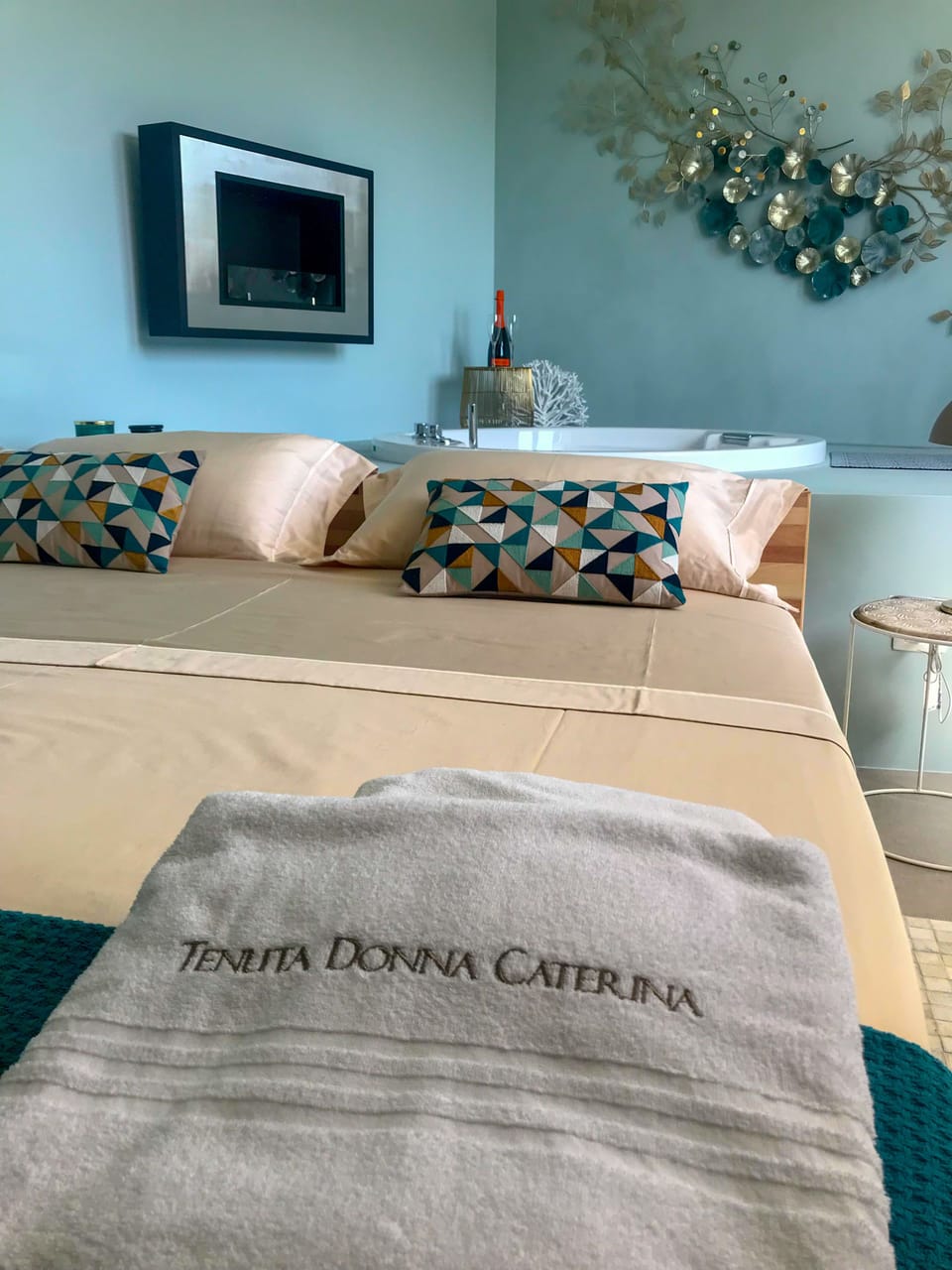 Deluxe Double Room | Minibar, individually decorated, individually furnished, desk