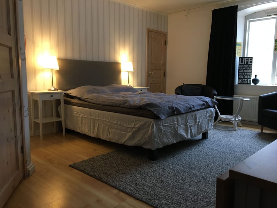 Family Room | Bathroom | Shower, free toiletries, towels