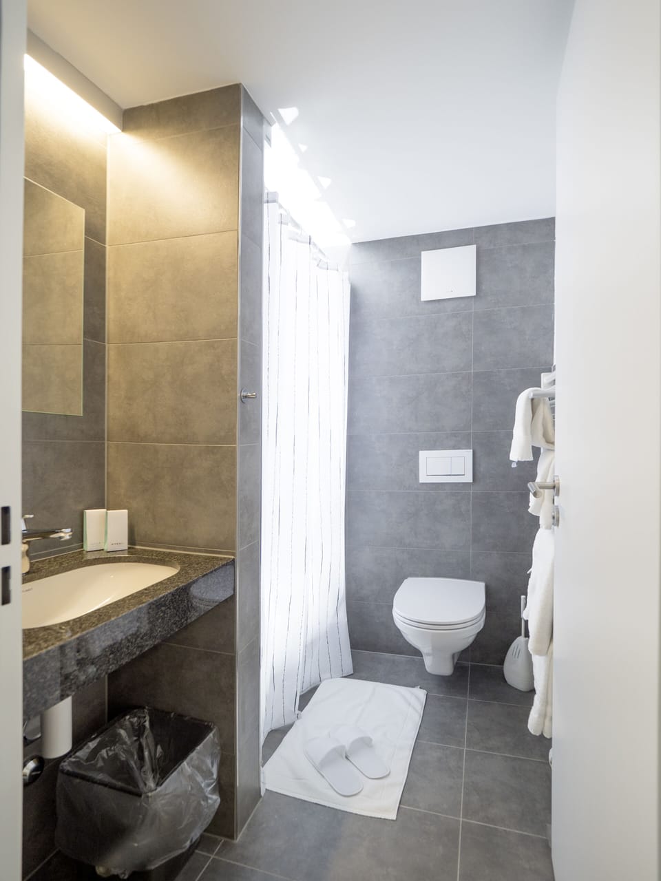 Double Room | Bathroom | Shower, free toiletries, hair dryer, towels