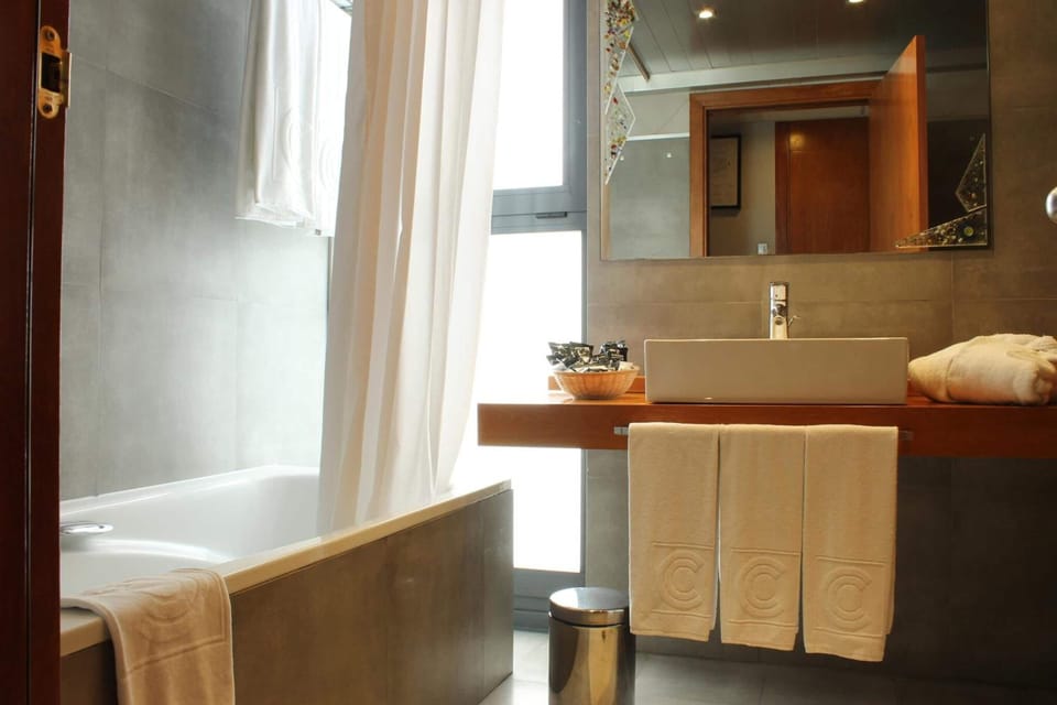 Combined shower/tub, free toiletries, hair dryer, bidet