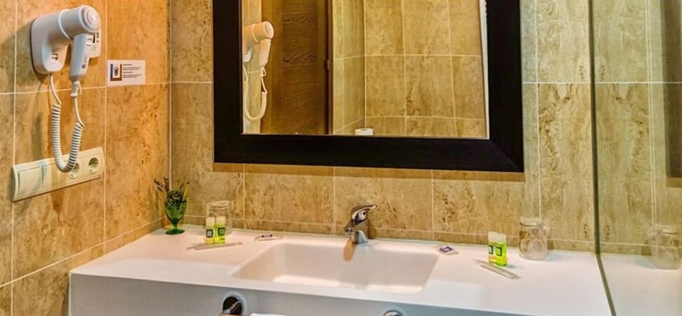 Deluxe Double or Twin Room | In-room safe, free WiFi, bed sheets