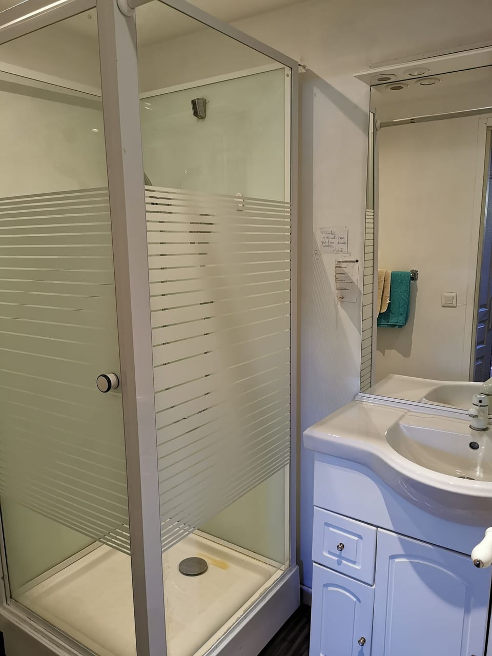 Double Room | Bathroom | Shower, free toiletries, hair dryer, towels