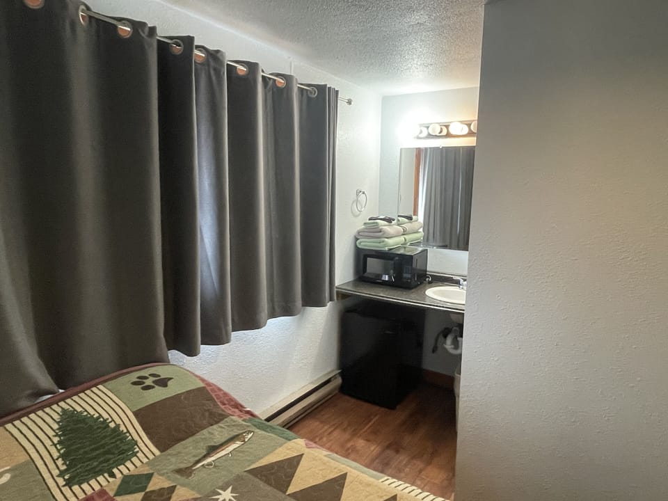 Standard Room, 1 Double Bed, Non Smoking (Single Room) | Blackout drapes, free WiFi, bed sheets