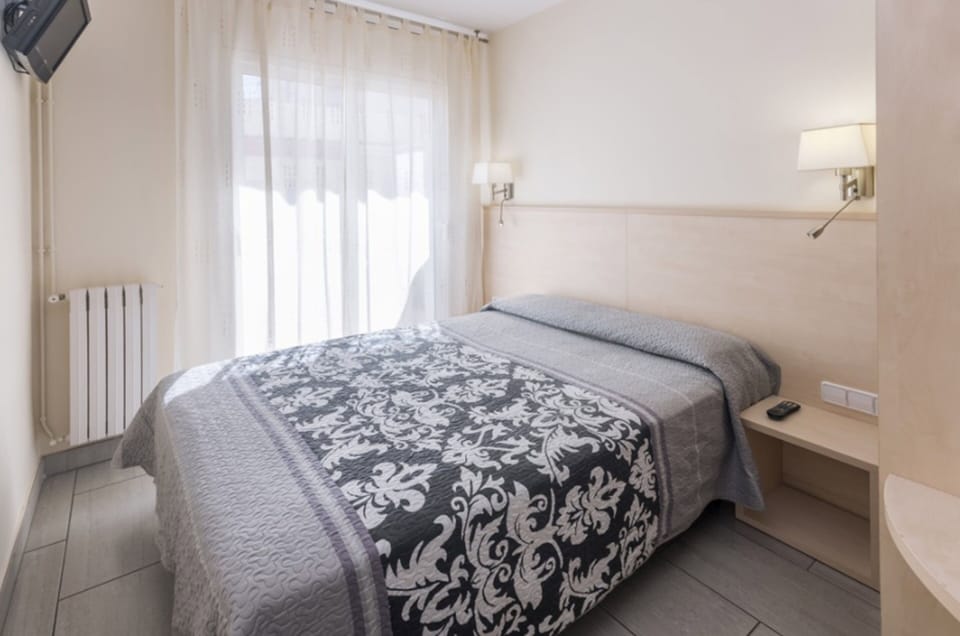 Double Room, Private Bathroom | Desk, laptop workspace, blackout drapes, free WiFi