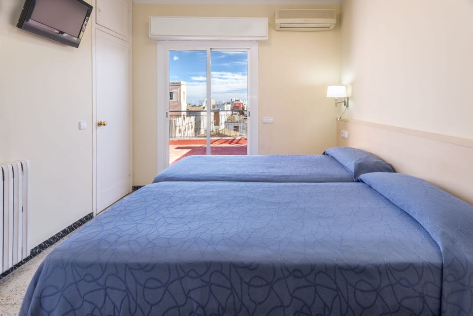 Superior Double Room, Private Bathroom | Desk, laptop workspace, blackout drapes, WiFi (free)