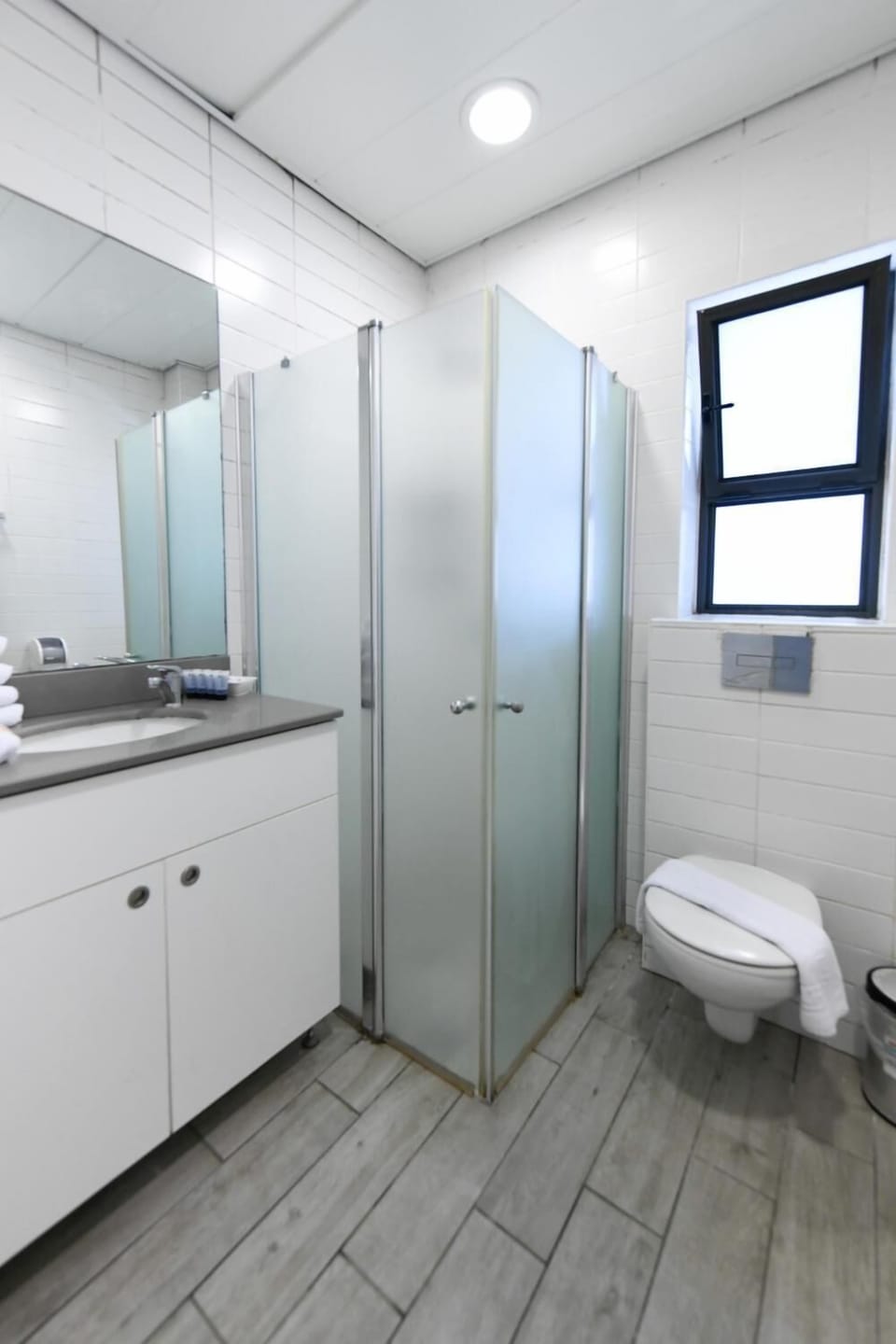 Shower, free toiletries, towels