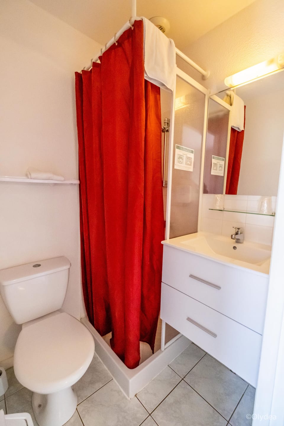 Shower, free toiletries, hair dryer