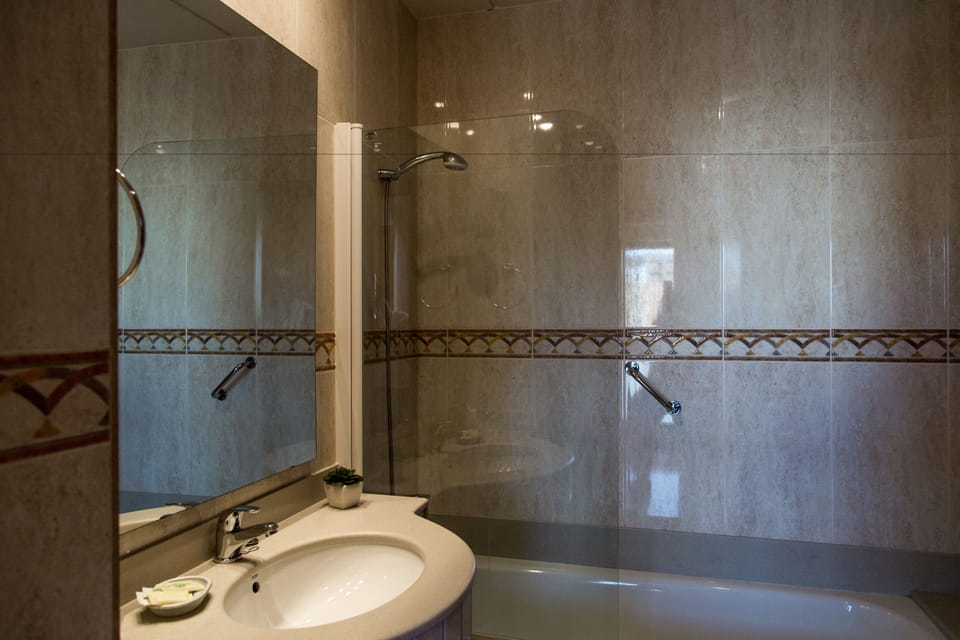 Single Room | Bathroom | Free toiletries, hair dryer, towels