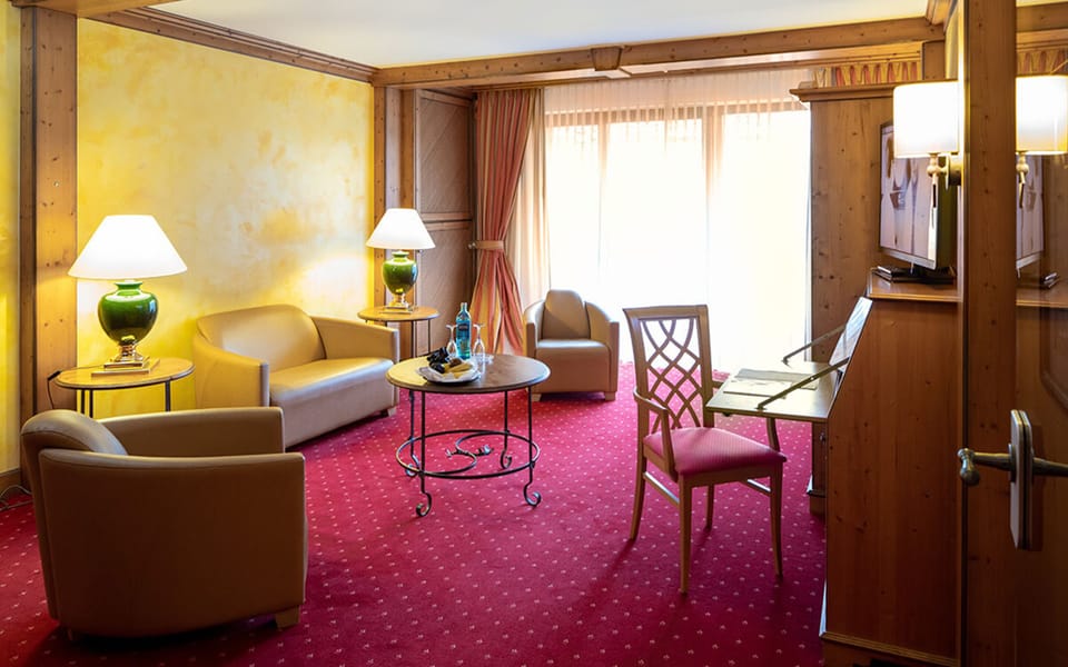 Suite | Minibar, in-room safe, desk, laptop workspace