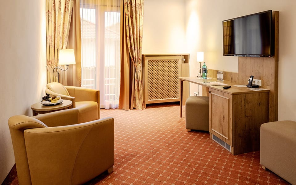 Studio | Living area | Flat-screen TV