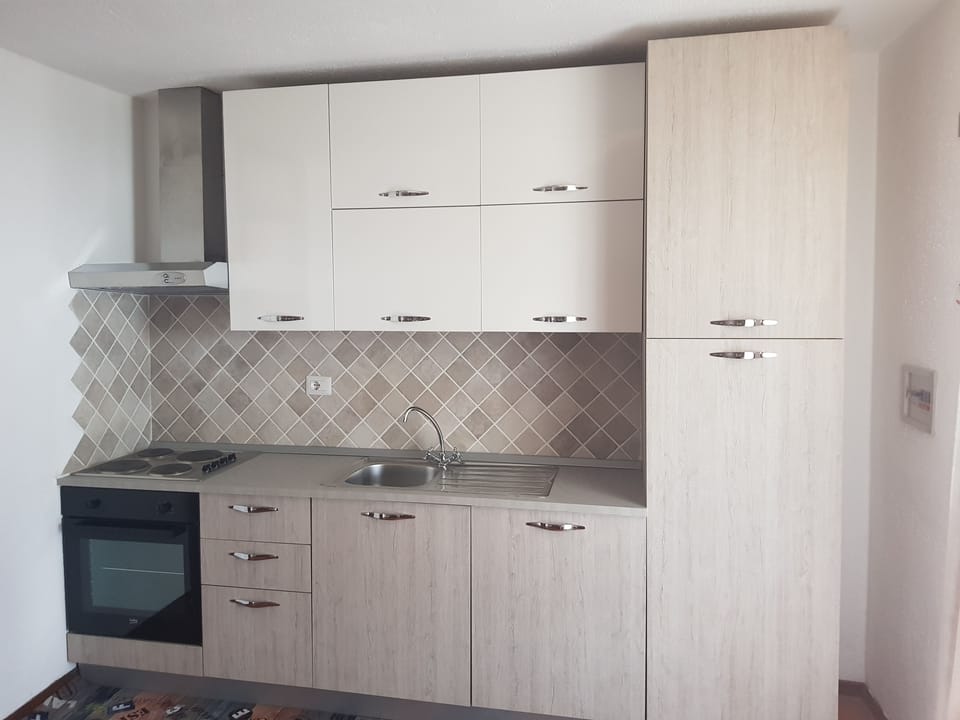 Apartment, 1 Bedroom | Desk, cribs/infant beds