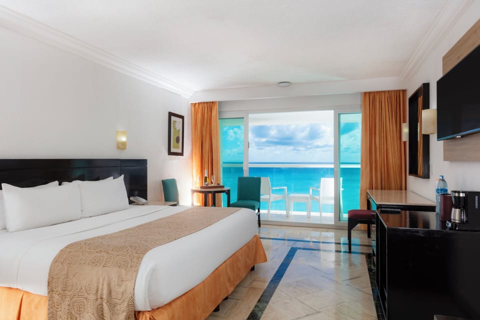 Deluxe Room, 1 King Bed, Balcony, Ocean View | Minibar, in-room safe, blackout drapes, soundproofing